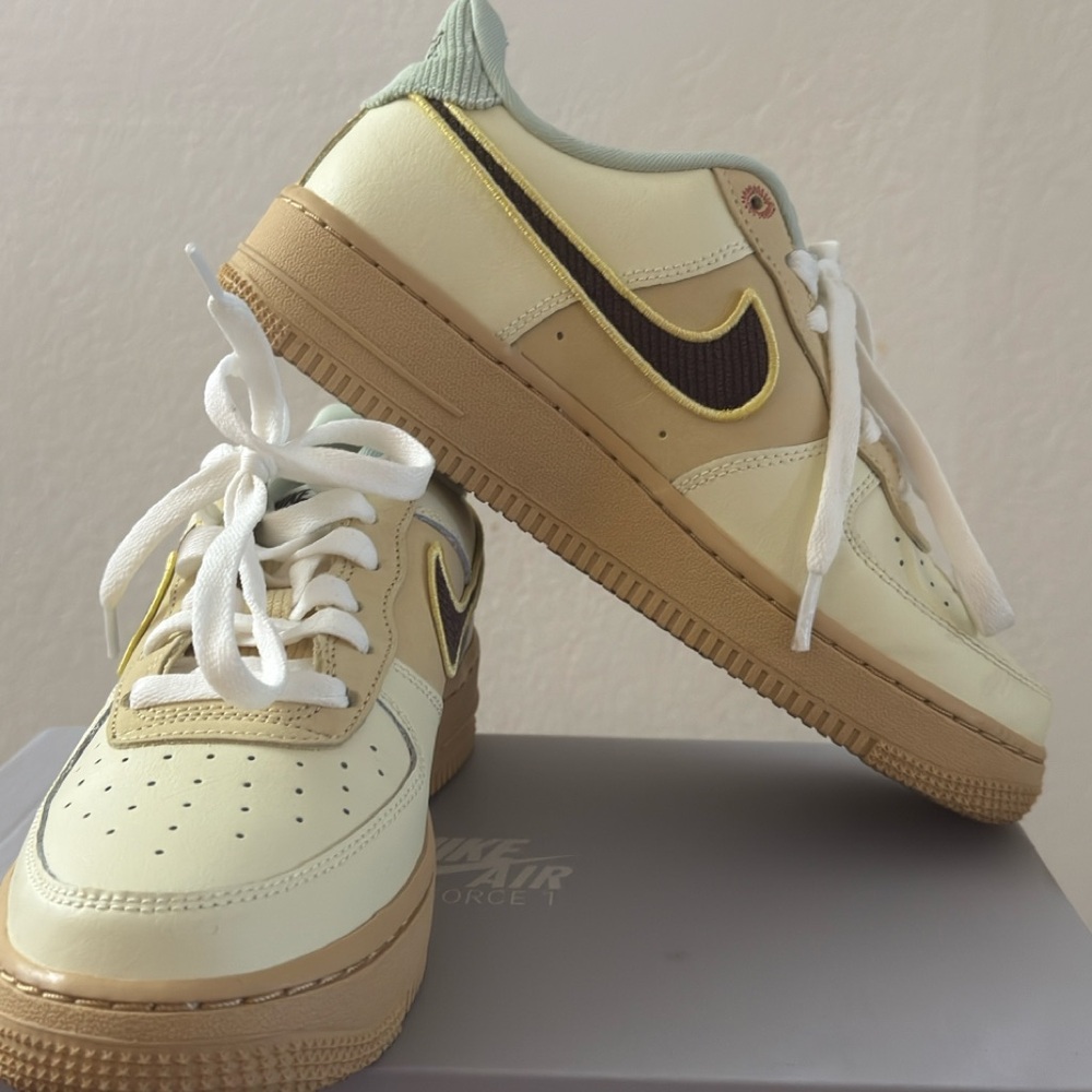 Nike Women's Sneakers in Cream and Brown - Picture 1 of 4